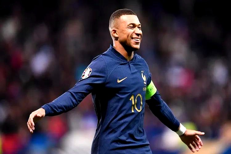 九游游戏平台阿扎伦卡在法国队比赛中反败为胜，刷新纪录引发热议！的简单介绍