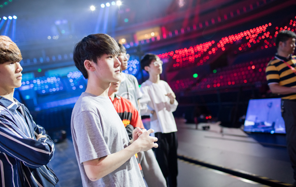 九游手游平台JackeyLove在FPX比赛中夺冠，重返赛场引发热议！(jackeylove ig)