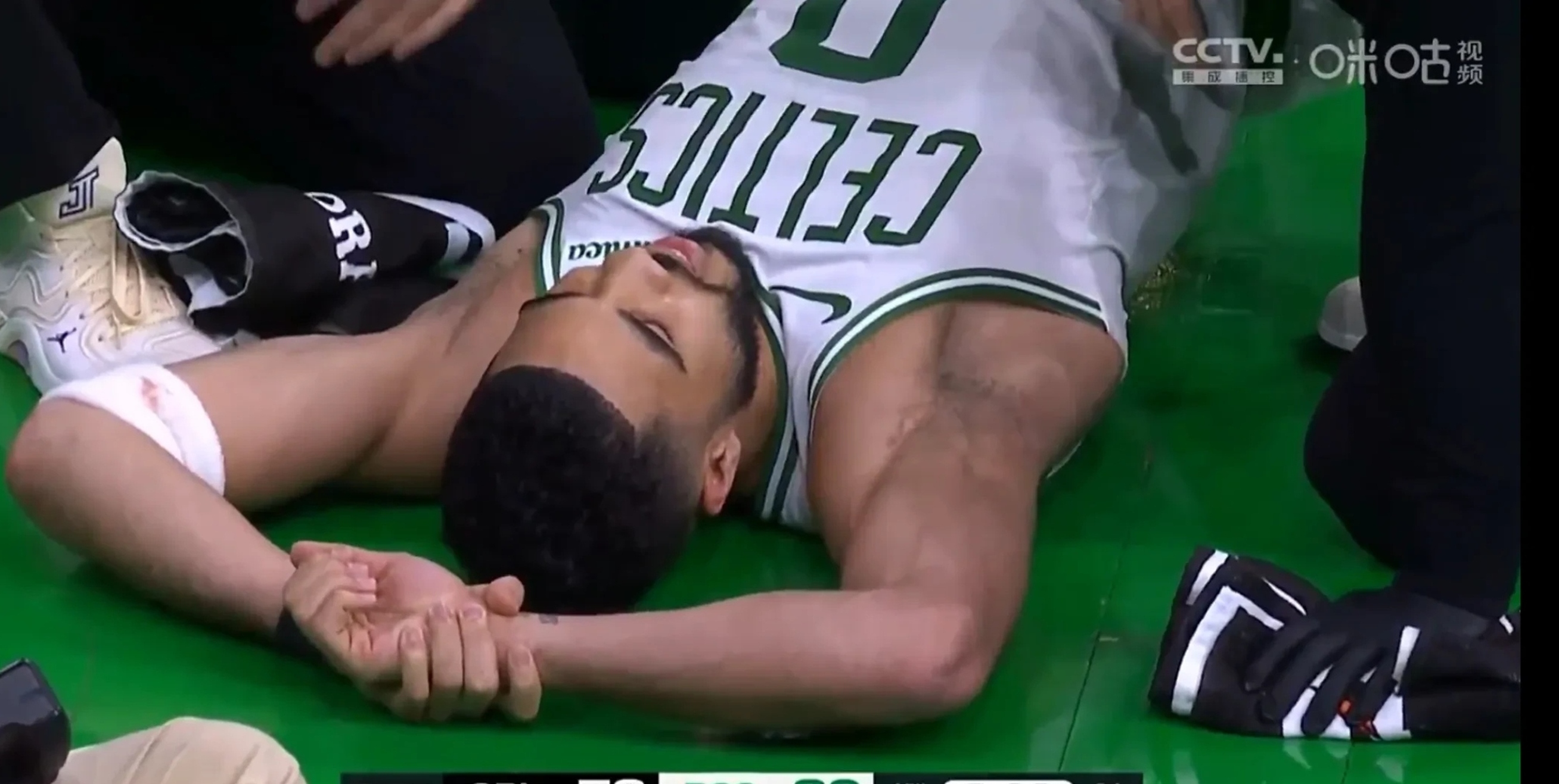 九游APP下载塔图姆在雄鹿比赛中大比分获胜,比赛局势复杂引发热议!全场沸腾不已的简单介绍